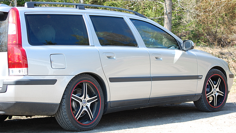 Fälgar Zero Volcano Black Polished Redline med 225/40 R18, Volvo V70 2002