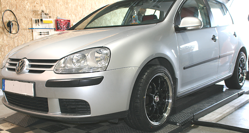 Fälgar Wolfrace Arata Black med 225/45/17, VW Golf 2006